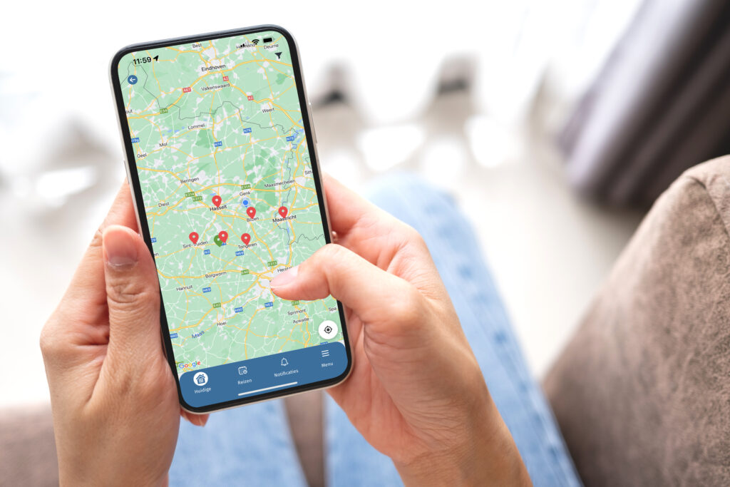 Vrouw die een iPhone vasthoudt. Je ziet de globale map functie op het scherm